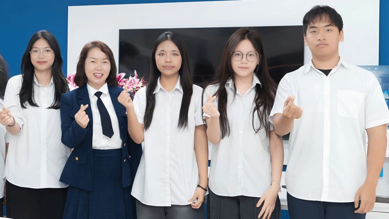 Dr. Do Thi Ngoc Chi, Vice Principal of the High School for Foreign Languages, with four students who achieved perfect SAT scores of 1600/1600. | Source: Bao Moi