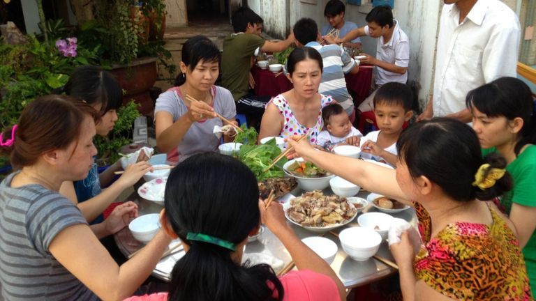 Taking food home from Vietnamese gatherings. | Source: Tuoi Tre news