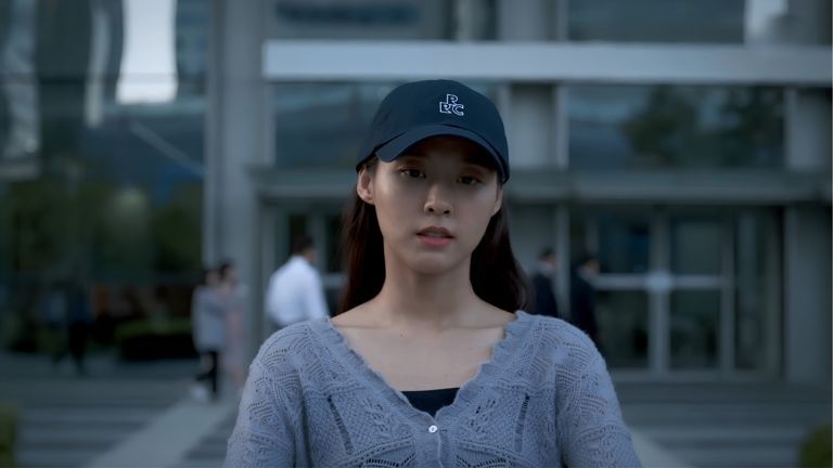 Khoảnh khắc nữ chính Lee Yeo-reum chọn rời khỏi công việc đã vắt kiệt mình, mở đầu cho hành trình tìm lại bản thân. | Nguồn: Phim Summer Strike