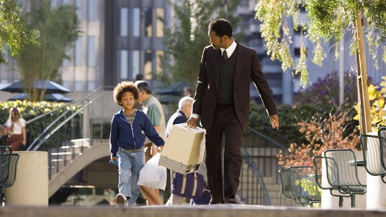 Chris Gardner đã vượt qua những khó khăn trong sự nghiệp bằng việc biết được đâu là điều mình coi trọng.| Nguồn: phim The Pursuit of Happyness