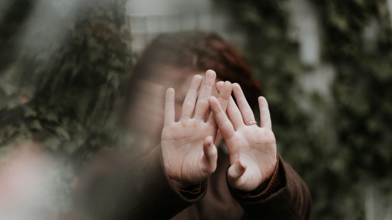 Chúng ta luôn cố kiểm soát cảm xúc nhưng thường thất bại. | Nguồn: Unsplash
