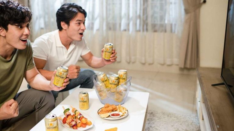 Kết hợp cùng một chút “mồi” nhẹ sẽ tạo nên một cuộc hẹn khó quên | Nguồn: Sapporo Việt Nam.