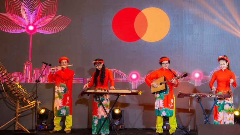 The Vietnamese localization of Mastercard’s sonic identity was performed live at Mastercard Customer Forum 2022.