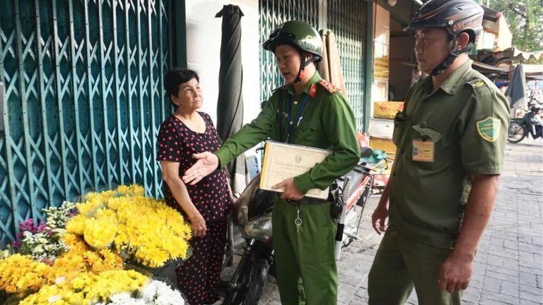 Ho Chi Minh City police patrols to clear the sidewalk in January 2026. | Source: VTV
