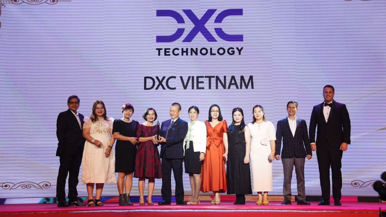 DXC Việt Nam trong buổi lễ trao giải "Nơi làm việc tốt nhất Châu Á năm 2023" | Nguồn: DXC Việt Nam.