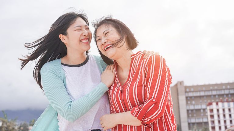 Làm sao để hàn gắn mối quan hệ với cha mẹ sau mâu thuẫn?
