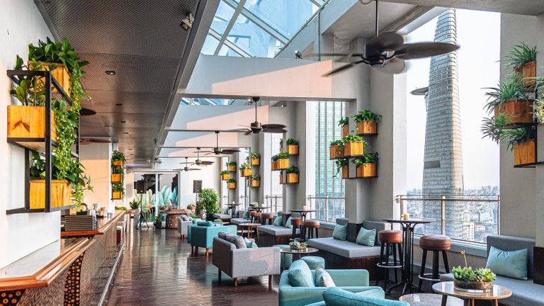 Ngồi tại Wine Bar Tầng 23, thực khách có thể thu toàn cảnh phố đi bộ Nguyễn Huệ và toà nhà Bitexco - biểu tượng của Sài Gòn hoa lệ vào tầm mắt. | Nguồn: Sheraton Saigon Hotels & Towers
