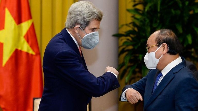 US Special Presidential Envoy for Climate John Kerry and President Nguyen Xuan Phuc during a meeting in February. | Source: US Embassy Vietnam