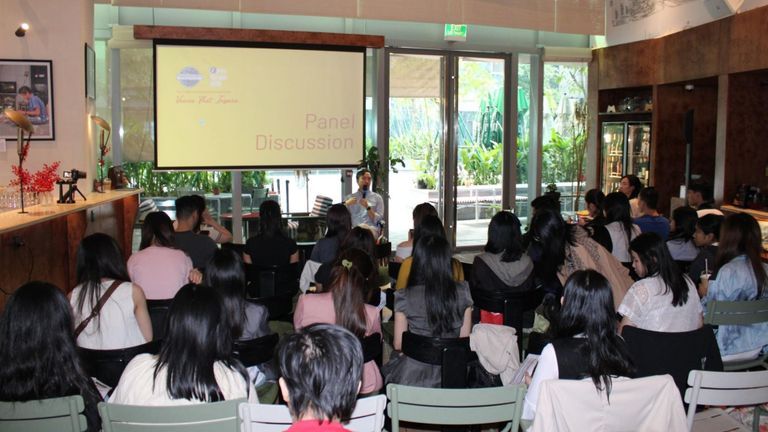 Hảo Trần ở buổi sinh hoạt của CLB Vietnam Leaders Toastmasters, diễn ra tại Mam Mam Eatery & Lounge, với chủ đề "Voices that Inspire". | Nguồn: Báo Tuổi Trẻ