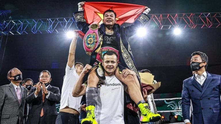 Vietnamese star boxer Nguyen Thi Thu Nhi proudly raises the Vietnamese flag after winning her first WBO World belt. | Source: Cocky Buffalo Club