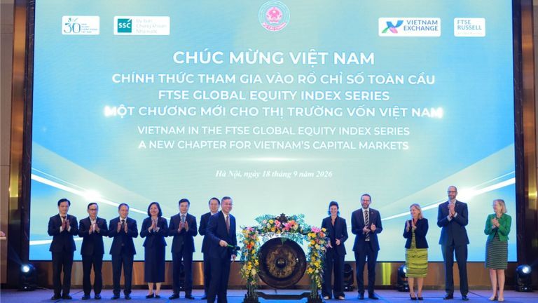 Finance Minister Ngo Van Tuan rings the ceremonial gong. | Source: State Securities Commission