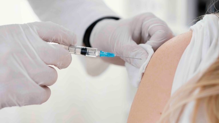 Cần lưu ý gì sau khi tiêm vaccine COVID-19?