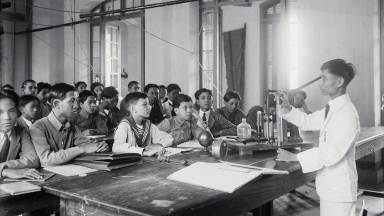 A Physics class in the French colonial period | Source: Nguyen Minh Vu