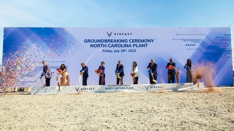 With shovels in hand and excitement in the air, the groundbreaking ceremony kicked off the company’s first-ever production hub outside Vietnam. | Source: VinFast US