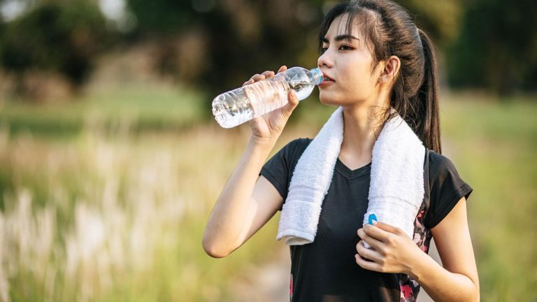 Uống 2 lít nước mỗi ngày: Lời khuyên phổ biến liệu có còn phù hợp? | Source: Magnific