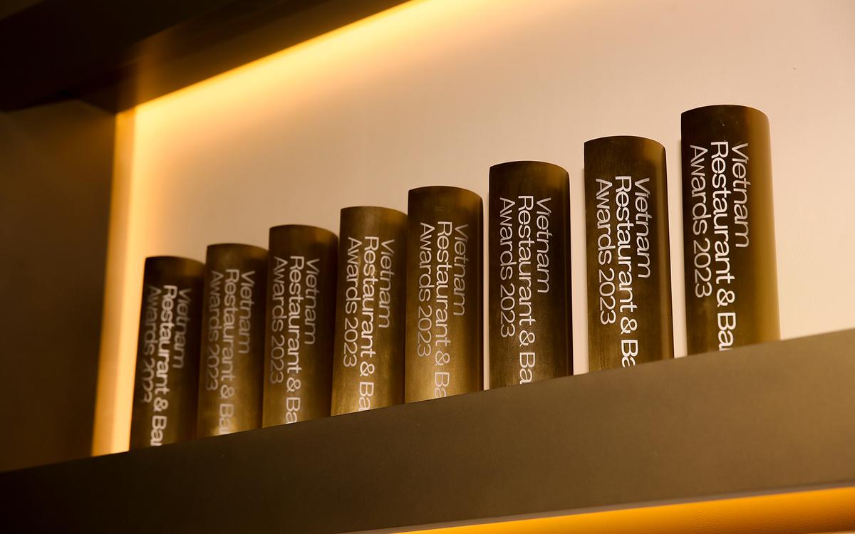 Cúp Vietnam Restaurant & Bar Awards trên kệ trưng bày