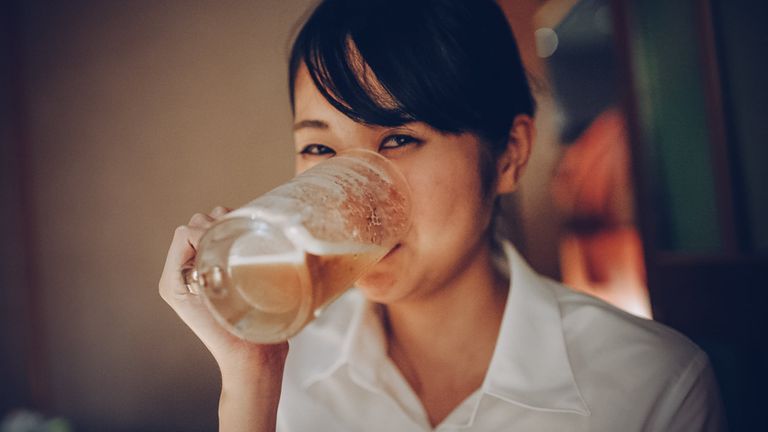 Đỏ mặt khi uống rượu bia: Nguyên nhân và cách xử lý từ Jio Health