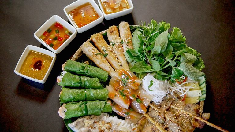 Thưởng thức và học hỏi cách làm 3 món ăn Việt truyền thống tại Wrap & Roll
