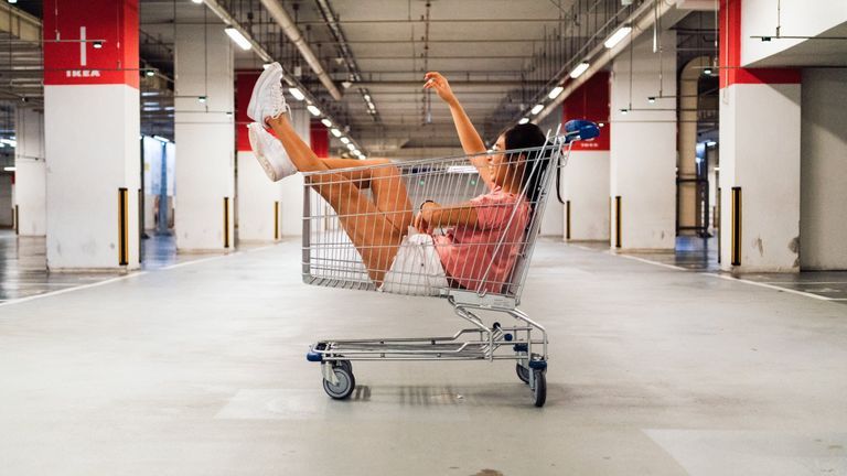 Vì sao giới trẻ không thể quản lý tiền bạc tốt như thế hệ trước?