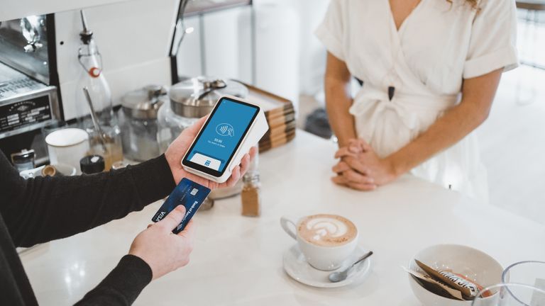 Thanh toán thẻ có vượt trội hơn tiền mặt?