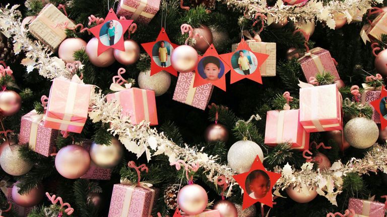 Sheraton Saigon’s Christmas Tree Lighting Calls For Donations To “Wish Upon A Star” Charity Program