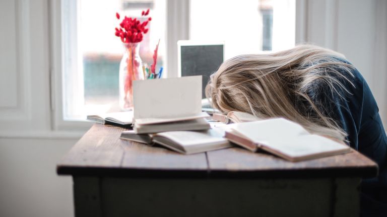 Vì sao đi ngủ sớm mà sáng vẫn buồn ngủ?