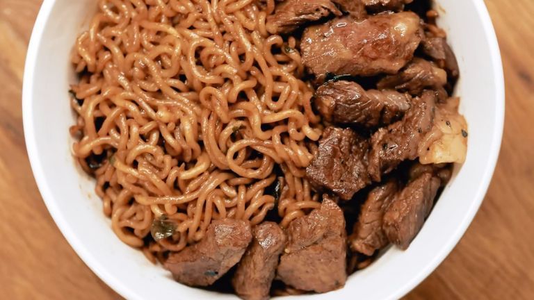 Ra Lò: Tự làm món mì Jjapaguri trong phim Parasite
