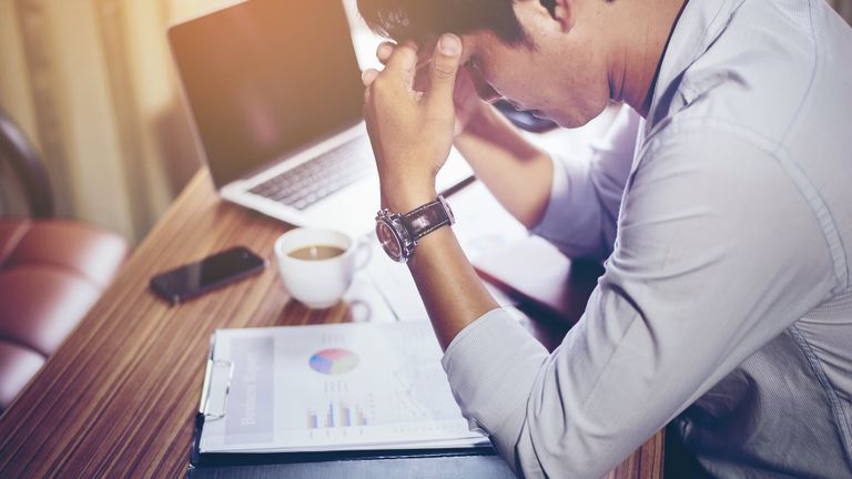 Vì sao lúc nào cũng thấy buồn ngủ trong giờ làm?