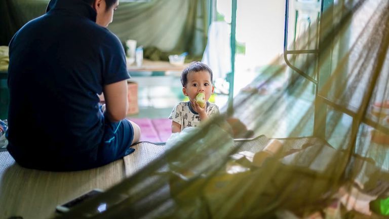 Lời Việt Kiều kể: Trong khu cách ly, các nhân viên y tế Việt Nam đang kiên cường thế nào?
