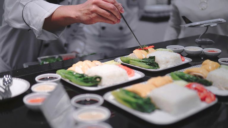 Ra Lò: Các bữa ăn trên máy bay được chế biến ra sao?
