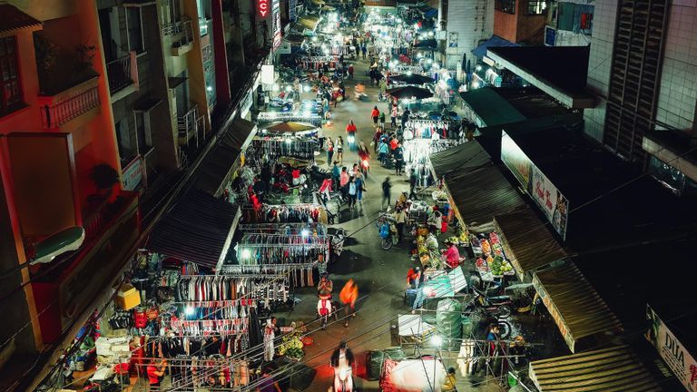 Vắng Tây, không múa quạt: 6 Nét lạ của Sài Gòn mùa dịch