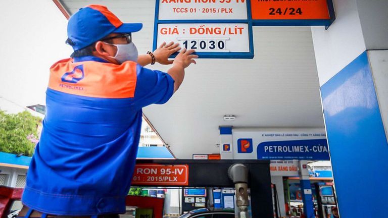 Giá dầu thế giới xuống mức âm, nhưng tại sao xăng Việt Nam chỉ giảm một nửa?